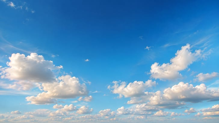 Cielo azul con nubes que transmite paz y bienestar en Excelsa